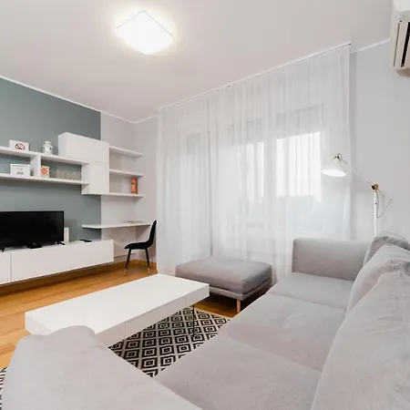 Modern Living In Centre - Private Parking *