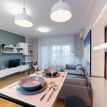 Modern Living In Centre - Private Parking Apartment *
