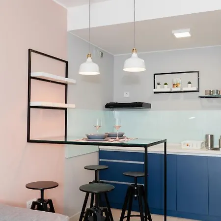 Modern Living In Centre - Private Parking Apartment *
