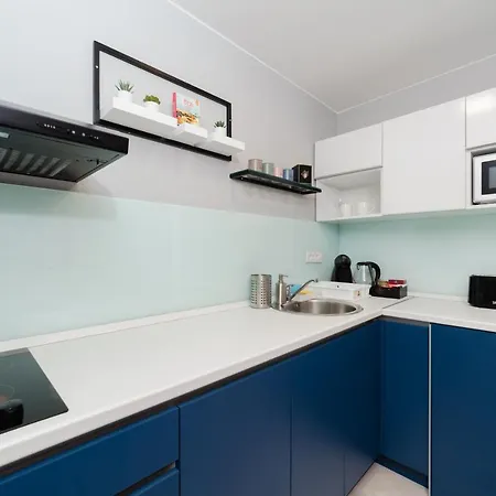 Modern Living In Centre - Private Parking Apartment *