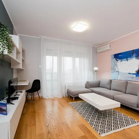 Modern Living In Centre - Private Parking * Novi Sad