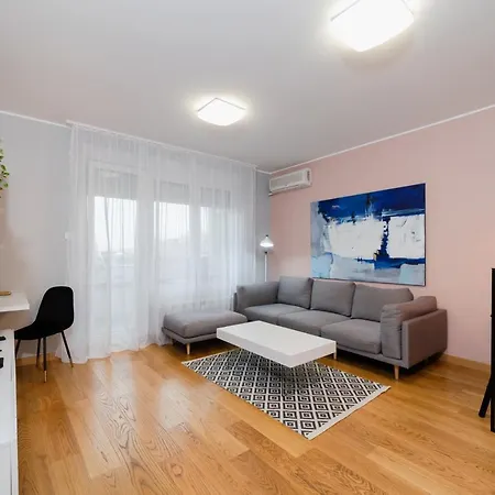 Modern Living In Centre - Private Parking Apartment *