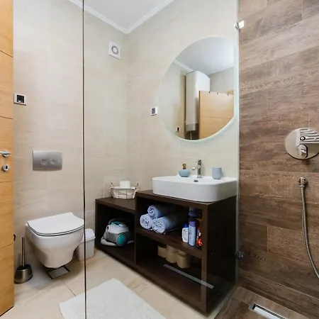 Apartment Modern Living In Centre - Private Parking *