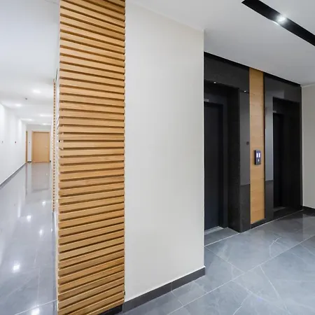 Modern Living In Centre - Private Parking Apartment