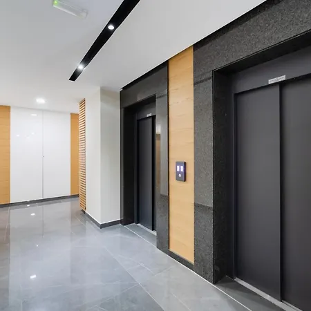 Modern Living In Centre - Private Parking Apartment