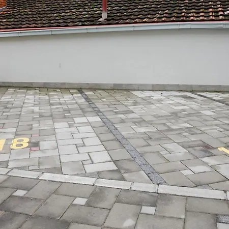 Apartment Modern Living In Centre - Private Parking *