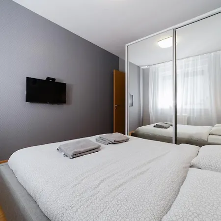 Modern Living In Centre - Private Parking Novi Sad