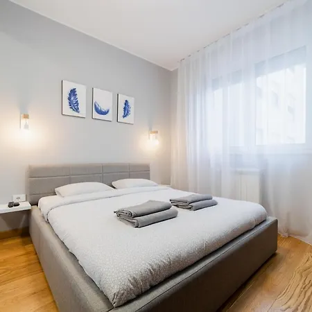 Modern Living In Centre - Private Parking