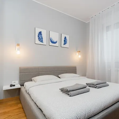 Apartment Modern Living In Centre - Private Parking